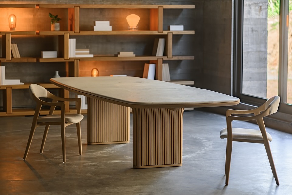 Uma sinfonia de elegância.A mesa de jantar Duann e a cadeira Pettit, da Voler Móveis, foram cria - Jantar